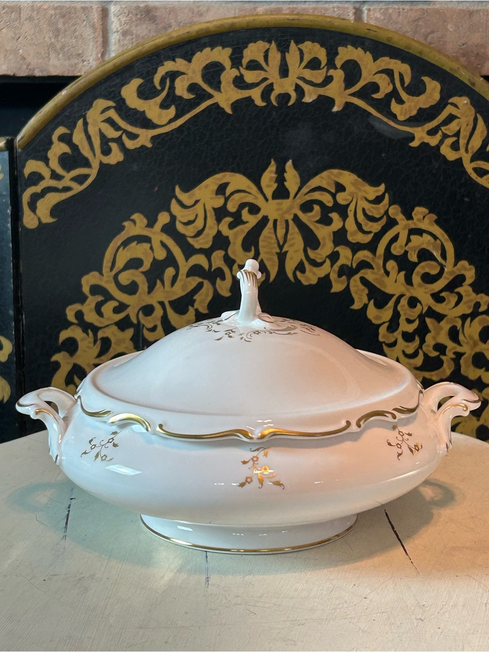 ROYAL DOULTON MONTEIGNE 4954 Bone China Covered Tureen Serving Bowl White Gold